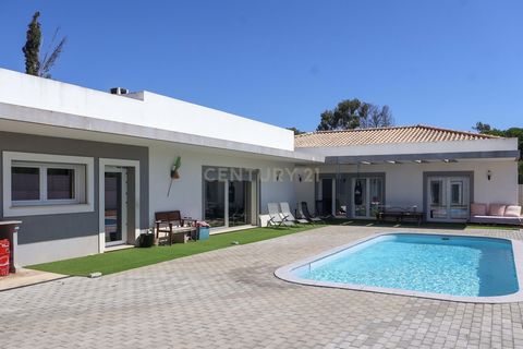 Luxury 4-Bedroom Villa in Faro (Portimão) An Exclusive Retreat of Comfort and Elegance Discover this magnificent 4-bedroom villa, located in a privileged area of Faro (Portimão), set on a generous plot of 1,670 m². This nearly new property combines e...