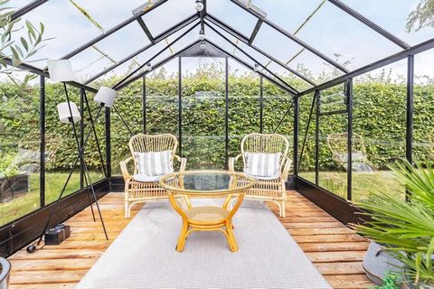 Ferienhaus in einer ruhigen, malerischen Gegend auf der kleinen Insel Enø. Das Haus verfügt über eine Eingangsdiele mit Zugang weiter zu einer schönen Terrasse, die teilweise überdacht ist. Die Küche und das Wohnzimmer sind offen verbunden und im hel...