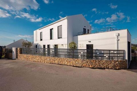 Cette villa comprend * Rez-de-chaussée Séjour avec lumière naturelle, cheminée au bioéthanol (cheminées ne nécessitant pas de cheminée et de conduit d'évacuation). Cuisine ouverte équipée Hall d'entrée Chambre à coucher Salle de bain commune Salle de...
