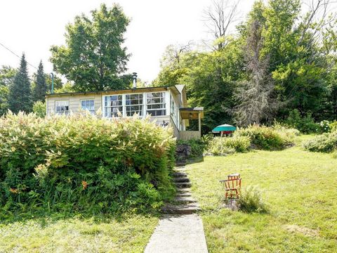 Willkommen in diesem charmanten und gemütlichen Chalet mit 3 Schlafzimmern und 1 Badezimmer in Hanglage mit atemberaubendem Panoramablick auf den Lac à la Truite. Dieses 3-Jahreszeiten-Ferienhaus ist voller Charakter und verfügt über originale Holzwä...