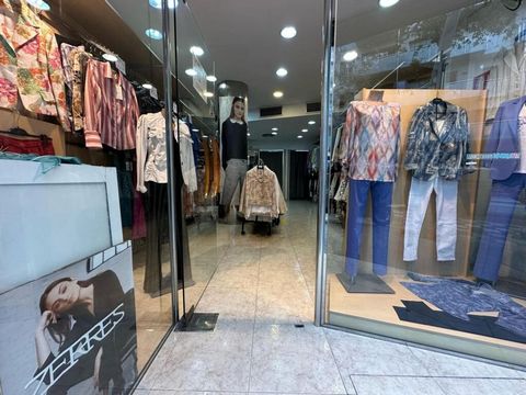 Located in the vibrant Sant Andreu area, this 261 m² commercial space offers a top opportunity for growing businesses. With multiple rooms ideal for merchandise storage, it is in excellent condition and move-in ready—no renovations needed. The proper...