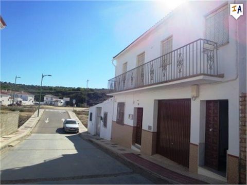 Dieses Stadthaus mit 5 Schlafzimmern ist in 2 separate Häuser unterteilt. Es befindet sich in der Stadt Villanueva de Algaidas, 15 Minuten von der wunderschönen Stadt Antequera und weniger als eine Stunde von der Touristenstadt Malaga mit ihren spekt...