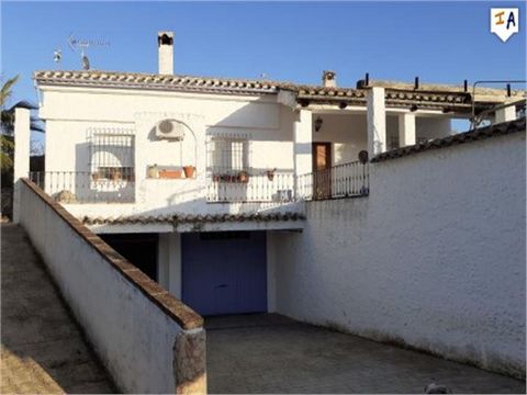 Esta gran villa de 4 dormitorios se encuentra en una urbanización relativamente nueva con bonitas vistas sobre el maravilloso lago Iznájar en la región de Córdoba de Andalucía. Esta villa se encuentra en una parcela de 829 metros cuadrados y tiene un...