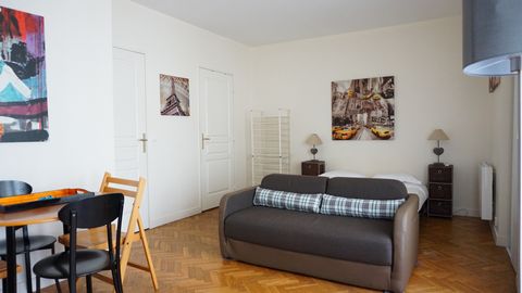 Studio average 30 sq. m, placing on the 3rd floor of a buildng with an elevator, located in the 7th Arrondissement. The studio is fully furnished : including high speed wireless internet, heating, TV, refrigerator, microwave, oven, freezer, washing m...