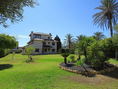 Villa di lusso in riva al mare a Cabo Roig.           Questa lussuosa villa sulla spiaggia di seconda linea con 7 camere da letto dispone di un giardino di 1.700 m2, garage, cantina, solarium con spettacolare vista sul mare e diverse terrazze. Dispon...