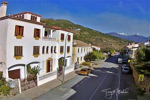The original meaning of Spanish 'villa' this quality mansion style detached property in Velez de Benaudalla, located very close to this historic town centre, 15 minutes from the coast and just 35 minutes from the city of Granada. This impressive 3 st...