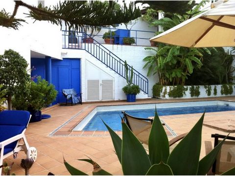 Spanish Property Choice is verheugd u de mogelijkheid te kunnen bieden om een fantastische privévilla met 4 slaapkamers en 4 badkamers te kopen, gelegen in het hart van Mojacar Playa. Het pand ligt op een perceel van 600m2 in een privé urbanisatie va...