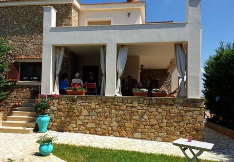 Vrijstaand huis te koop in Evia, Agios Georgios Lihados. Het pand is van luxe constructie, 270 m². op drie niveaus die is verdeeld in 2 onafhankelijke woningen met een aparte ingang. De eerste is een verhoogde begane grond en eerste verdieping met ee...