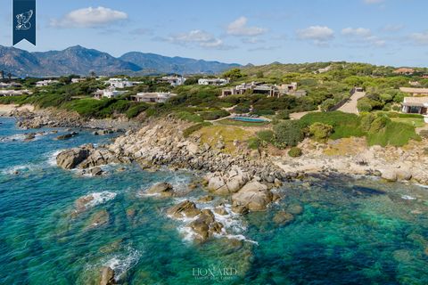 Sur la côte sud de la Sardaigne, dans la prestigieuse station balnéaire de Villasimius, cette splendide villa avec piscine panoramique est à vendre. Entourée d’un grand terrain privé de 5000m², et d'une magnifique piscine à débordement avec sola...
