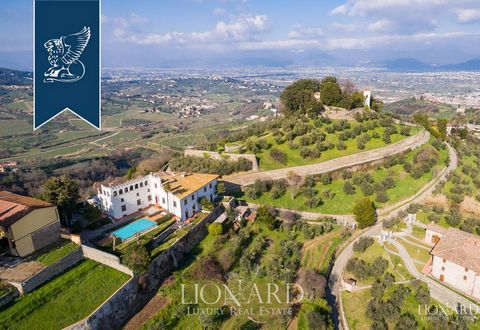 Cette villa historique à vendre est située près de Prato, entourée par les belles collines toscanes et en position dominante surplombant Florence. La propriété est répartie sur une superficie interne totale de 500 mètres carrés, disposée sur trois ni...