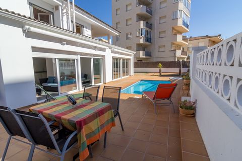 This cozy apartment is located in Rosas, Costa Brava, in the province of Gerona, Catalonia. The accommodation is part of a family-friendly neighborhood and lies just 400 meters from the sandy beach and a supermarket, 2 km from the city center, 3 km f...