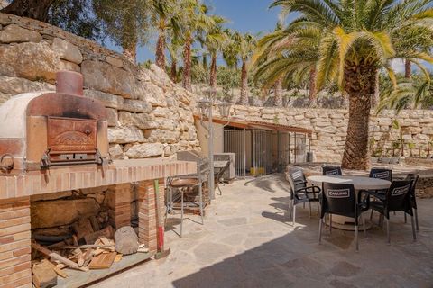 This luxurious 8 people holiday home in Callosa d' Ensarria has a private swimming pool with a private bar, so perfect for having pool parties here. Ideal for 4 couples or a group of friends and families planning to stay in 4 bedrooms. This is a wond...