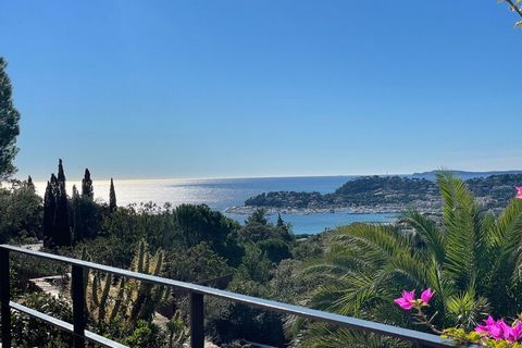 Beautiful villa with a stunning view, both over the sea to the port of Cavalaire and the hills on the west. This fantastic accommodation has a cosy summer bar and is ideal for sun holidays with family or friends. With its location in the south of Fra...