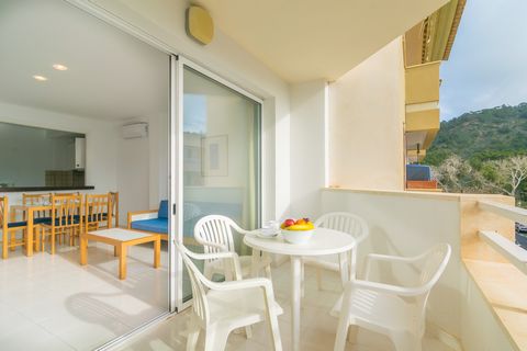 Coqueto apartamento para 4-5 personas con terraza sencilla y a 250 metros de la playa de Canyamel, en Capdepera. Antes de dirigirte a la playa, que se encuentra a sólo 250 metros del apartamento, podrás disfrutar de un estupendo desayuno en la terraz...
