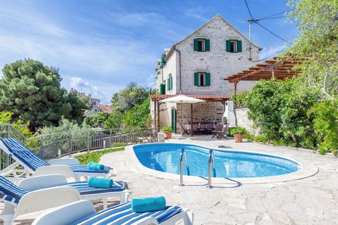 Located in the center of Sumartin, villa under the name which on Croatian means „tranquility“, has everything you need on your vacation: beautiful view of the sea, vicinity to the beach, ferry and bus station and it is surrounded by numerous bars, ta...