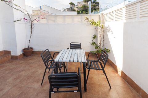 With accommodation for 4 people, this apartment located in Denia welcomes you. If you fancy exploring one of the Spanish coasts with more life and beauty without renouncing any comfort, this apartment is ideal for you. Its terrace is perfect to enjoy...