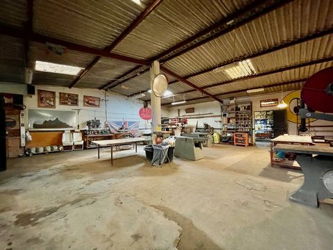 Intéressant Hangar Opificio utilisé comme atelier de menuiserie de 520 mètres carrés avec un terrain attenant de 2090 mètres carrés situé à 2 km d'Olbia, dans la localité de Su Mangoni.