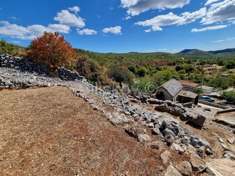 Primošten - hinterland, ruined stone house approx. 44 m2 on a plot of 640 m2. At a distance of 12 km from Primošten, 8 km from the Marina, 8 km from the sea and the beach, this ruined stone house for complete renovation is located. The building can b...