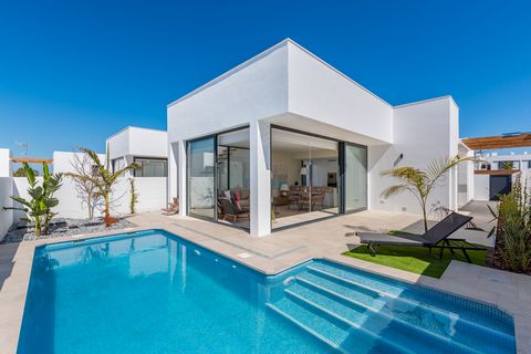 Moderm one level style Villas, with private pool and garden. Designed with open plan living area with large windows and island kitchen, has 3 bedrooms and 2 bathrooms with the master being en-suite with a walk-in wardrobe, storage room and 45m2 Solar...