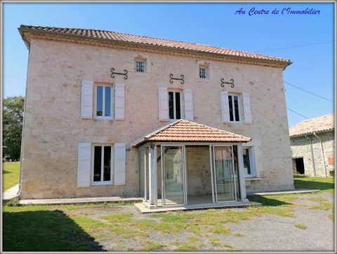 In the town of Engayrac, 5 minutes from Beauville, 10 minutes from Laroque-Timbaut, 20 minutes from Valence d'Agen, Golfech, and 25 minutes from Agen, come and discover this superb Napoleonic era house and its many outbuildings. From the outset, you ...