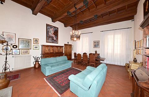 Introduction Prestigious property of historical importance located in one of the most striking points of the center, a few steps from the Pieve and Piazza Grande. The characteristics that compose the structure make it perfect both as a luxury residen...