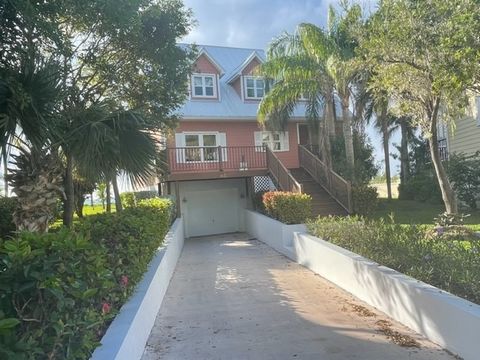 Hermosa casa frente al mar en una de las comunidades cerradas frente al mar más prestigiosas de Gran Bahama. Situación en el lado este del desarrollo, es la casa más privada del desarrollo, perfecta para propietarios ausentes o aquellos que planean v...