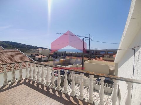 Single storey villa with terrace, just 200 meters from the beach, and set in a 400m2 plot. On the ground floor we find a very spacious living room with fireplace, large kitchen and space for storage. Still on the ground floor there are 2 bedrooms and...