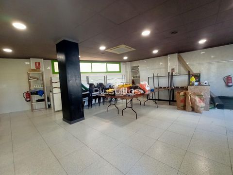 Commercial premises of 100 m2 in second line of the Levante beach (La Fossa) in Calpe. INTERIOR: The premises consist of 100 m2 distributed in a room of about 50 m2, an independent kitchen, a storage room, a corridor with two toilets. LOCATION: The e...