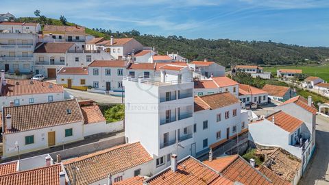 Fantastic opportunity to buy this beautifully renovated property, set in the centre of the characterful village of Odeceixe. Located a short drive from the town of Aljezur with all its amenities and only a few minutes from the wonderful beach of Odec...