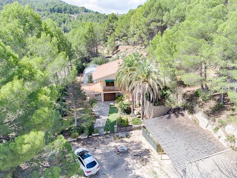 Finca in the countryside with 26,000 m2 of land, with four bedrooms, in Túrbalos, near Muro de Alcoy.. . This 174 m2 country house was built in 1979, on a plot of more than 26,000 m2, to enjoy the mountains and nature, It is located in the town of Tu...