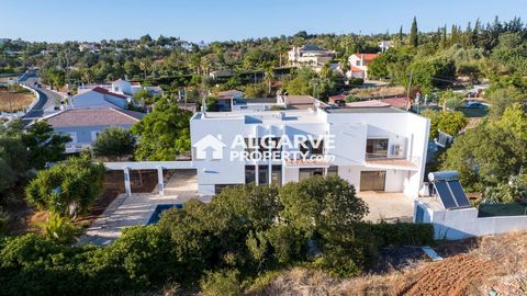 Located in Loulé. Contemporary style 3 bedroom villa located just minutes from Almancil, close to the beach and several golf courses. Excellent accessibility and close to a snack bar, restaurants, supermarket,... 1.354 sq.m. plot with 151 sq.m. of bu...