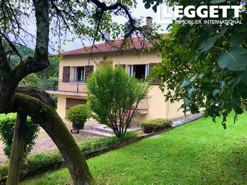 A24254JLV09 - 5 minutes from Saint Girons. House 140m2, attic 100 m2, outbuildings 61 m2 on 2 levels. Large garage with plenty of storage, workshop and utility room. The house is in good condition, but needs decorating. Large living room of 50m2 with...