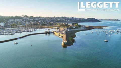 A24345HL22 - This seafront residence in the heart of Brittany's magnificent Pink Granite Coast enjoys a privileged location a stone's throw from Perros-Guirec's marina and shops. The residence offers 11 flats from 1 to 4 bedrooms, all very comfortabl...