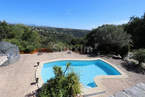 Réf 67073PHA: Close to the prestigious village of Saint Paul de Vence, panoramic views in total peace and quiet, charming villa in a green setting with a 2nd separate house. In the main villa of 165 m2 on the ground floor: large living room, dining r...