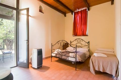 Situato ad Ascoli Piceno, questo appartamento dispone di 2 camere da letto per 5 persone. Ideale per piccole famiglie, la casa dispone di una piscina condivisa con gli altri ospiti, dove potrete farvi un tuffo rinfrescante, e di una vasca idromassagg...