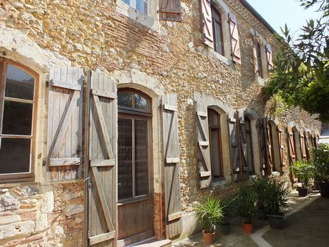 Character for this large stone house (L-shaped farmhouse) of over 300 m2 with fenced garden of 250 m2 (stone wall). Very well located in the heart of town in Eauze 32800 dynamic and cultural town 50 minutes from Mont de Marsan 40 (motorway) On 2 leve...