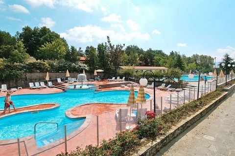 Gezinsvriendelijk vakantieoord in het hart van de Mugello-vallei - een nog ongerept hoekje tussen Florence en de Apennijnen. Twee grote gemeenschappelijke zwembaden met hydromassage, een tennisbaan en een voetbalveld en andere speel- en sportfacilite...