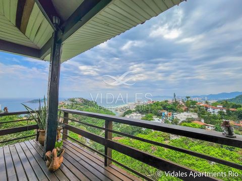 Belle maison à Joá conçue par le célèbre architecte José Zanine Caldas. Il dispose d’un salon, salle à manger qui communique avec un beau balcon avec une belle vue. 5 chambres dont quatre suites. Grande cuisine, buanderie, trois chambres pour les emp...