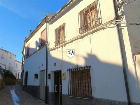 Mooi familiehuis, met een royaal perceel van 182 m2, is gelegen aan een traditionele Spaanse weg in Martos in de provincie Jaen in Andalusië, Spanje. Als u het pand betreedt, wordt u begroet door een royale, lichte hal met een badkamer en een trap ve...
