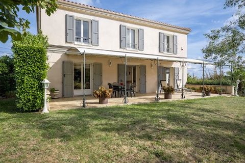 Located between Villefranche and Belleville, in the heart of a charming Beaujolais Village, come and discover this beautiful house built on pretty enclosed and landscaped grounds of 1200 m2. Ideally located, in the center of the village: it offers 16...