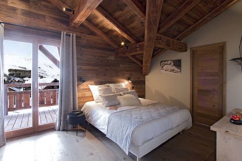 Chalet Le Lys to luksusowy i wygodny domek, położony na skraju mekki sportów zimowych Les Deux Alpes. Stoki oddalone są o zaledwie 50 m, a najbliższe wyciągi narciarskie (Petite Aiguille i La Cote) o około 1 km. Chata jest zbudowana w tradycyjnym sty...