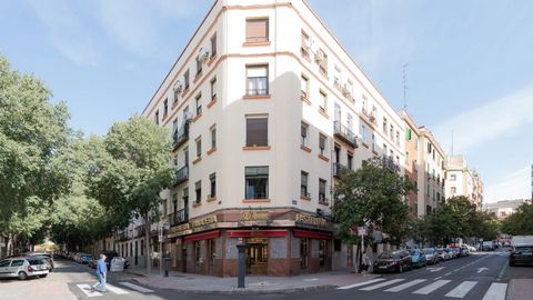 COMMERCIAL PREMISES IN CALLE ERCILLA, MADRID It has a total area of 110 square meters on one floor The place has a license of Pastelería Panadería con Obrador It is located in a commercial area, with all kinds of services in the vicinity and fantasti...