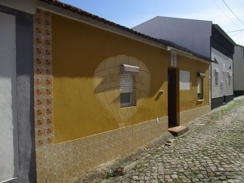 House 2 Bedrooms – Gaeiras - Óbidos House located in the center of Gaeiras in need of rehabilitation. Excellent opportunity to build your dream home, a single storey house or transform the house into ground floor and 1st floor. 3 minutes from Óbidos ...