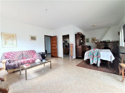 Detached house with a plot of 683m2 in the Via Marina urbanization in Mont-roig del Camp. The house of 156m2 and one floor is distributed between three double bedrooms, two bathrooms, a separate equipped kitchen and a large living-dining room with fi...