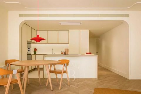 Apartamento de estilo contemporâneo com 2 quartos em suite e uma varanda, num novo empreendimento junto ao Panteão Nacional, em Lisboa. Com boas áreas e com vista directa sobre o rio Tejo, muita luz natural e um lugar de estacionamento incluído. Feat...