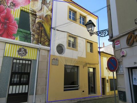 Building for commerce and services in good condition, consisting of 3 floors, R / c, 1st floor and 2nd floor, totaling the Area of 186.30m2. There is 1 W.C on the 1st floor, and a pantry on the 2nd floor. There is also a terrace where you have air co...