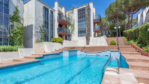 Apartment in Calella de Palafrugell, 400 m from the beach and 500 m from the town center. There are only 18 apartments in the holiday complex. Shared pool, tennis court and garage are available. In the northeast of the Iberian Peninsula, a most perfe...