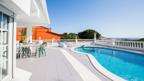 Vrijstaand huis van 400 m2 (perceel van 800 m2) gelegen in een rustige omgeving in Blanes, op 3 km van het strand en op 1,5 km van het centrum. Gelegen in het noordoosten van het Iberisch schiereiland biedt deze plek aan de Costa Brava van Spanje een...