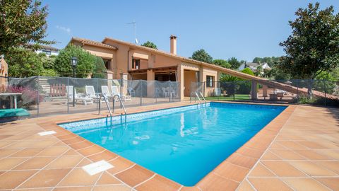 Villa Els Cipresos est située dans le quartier résidentiel Puigventos, à 7 km du centre de Lloret de Mar et à 8 km de la plage. Le complexe dispose d'un club privé excellent, avec un court de tennis, des balançoires pour les enfants, une piscine et d...