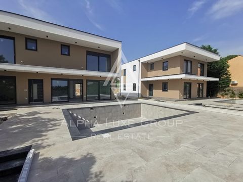 Svetvinčenat, Smoljanci - Newly built modern villa with pool for sale We are proud to introduce a top-tier villa with a pool in the enchanting Istrian village of Smoljanci, adjacent to the historic town of Svetvinčenat. This property is currently und...